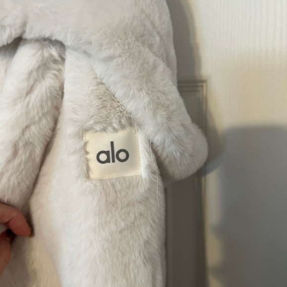 ALO Yoga White Faux Fur Jacket - Picture 2 of 4
